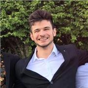 Ragazzo con la passione per lo spagnolo con una certificazione DELE C1